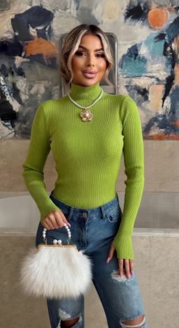 Лонгслив в самом модном оттенке сезона