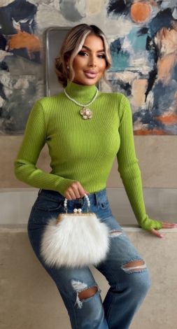 Лонгслив в самом модном оттенке сезона