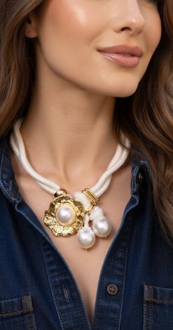 Accent necklace with pearls