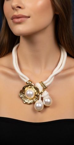 Accent necklace with pearls