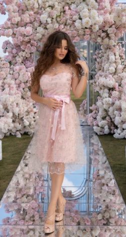 Elegant dress with floral embroidery