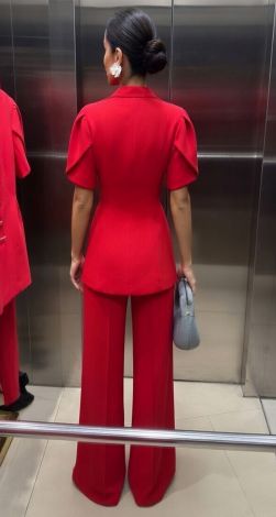 Красный костюм с характером