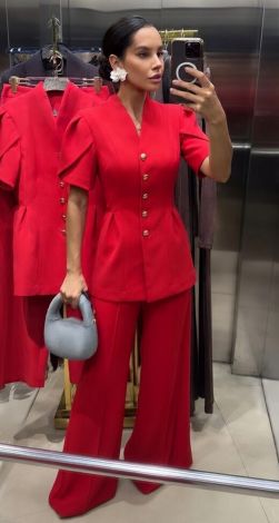 Красный костюм с характером