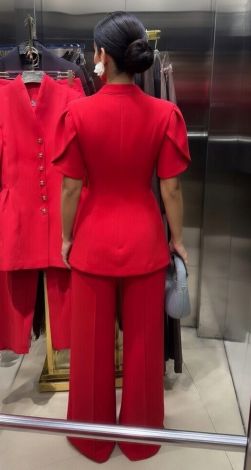 Костюмы женские