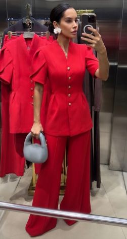 Красный костюм с характером