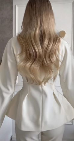 Белоснежная архитектура: Костюм, который меняет силуэт