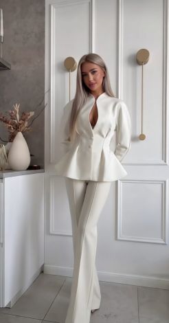 Белоснежная архитектура: Костюм, который меняет силуэт