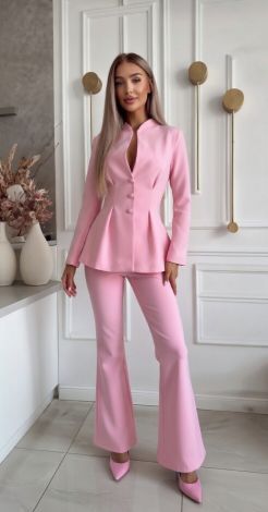 Костюмы женские