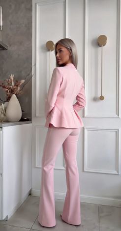 Брючный костюм с акцентной талией и брюками клеш