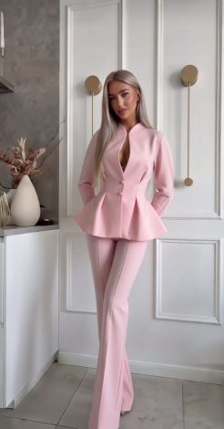 Костюмы женские