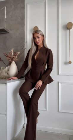 Брючный костюм с акцентной талией и брюками клеш