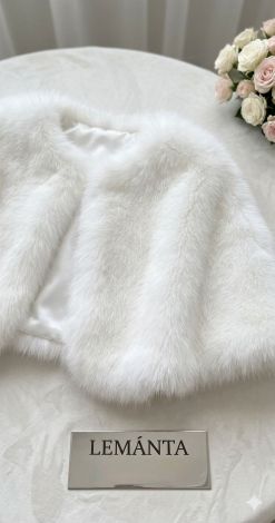 Fur cape: your ideal finishing touch