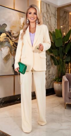 Butter Yellow Mood: A suit in the softest color of the season