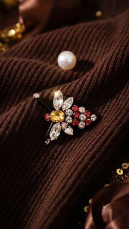 Brooch inlaid with shimmering stones