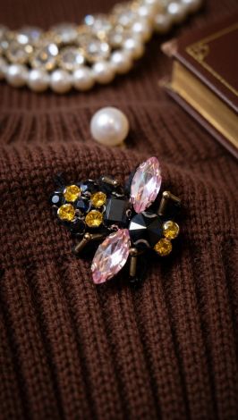 Brooch inlaid with shimmering stones