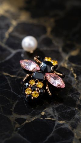 Brooch inlaid with shimmering stones