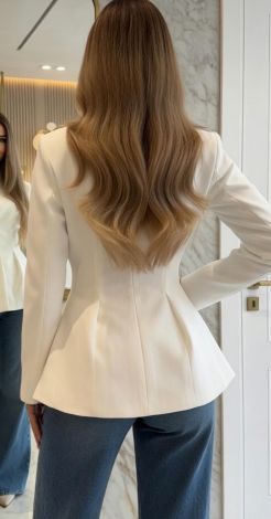 Sculptural Chic: Жакет, який задає ритм вашому образу