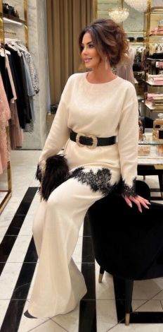 Шелковый костюм с кружевом