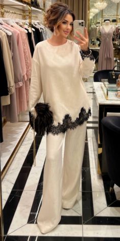 Шелковый костюм с кружевом