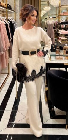 Шелковый костюм с кружевом