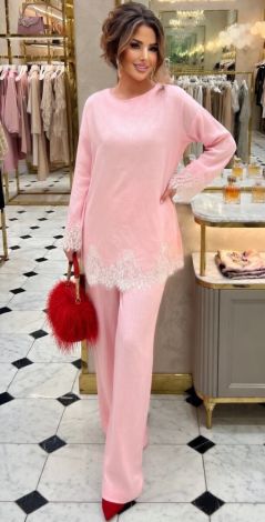 Костюмы женские