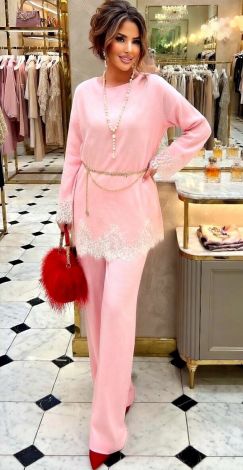 Шелковый костюм с кружевом