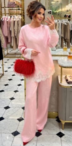 Шелковый костюм с кружевом