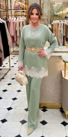 Шелковый костюм с кружевом