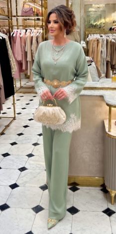 Костюмы женские