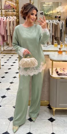 Шелковый костюм с кружевом