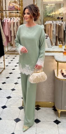 Шелковый костюм с кружевом