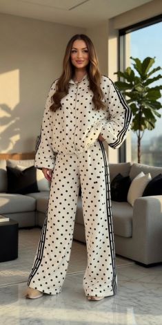 Брючний костюм у горох