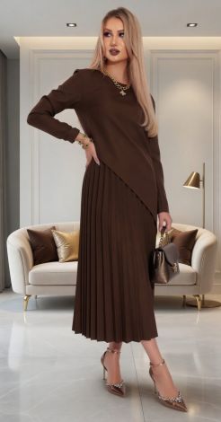 Plissé Elegance: A dress that creates a mood