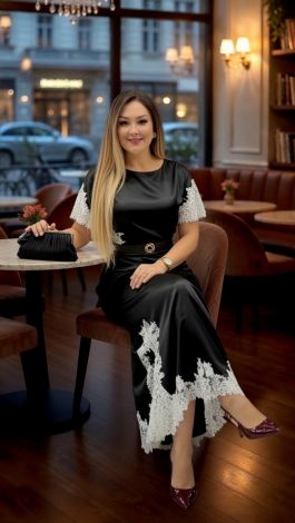 Елегантна чорна сукня з щільного еко-шовку з мереживом