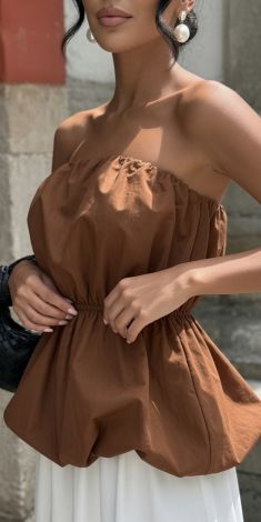 Elegant cinnamon bandeau top with a voluminous silhouette