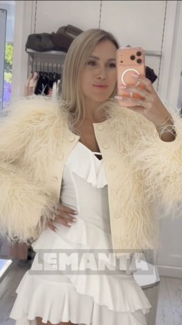 A luxurious cropped jacket with a full, voluminous ostrich feather boa - Image 4