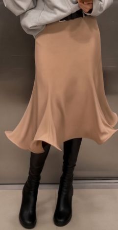 Elegant beige midi skirt with a padded hem
