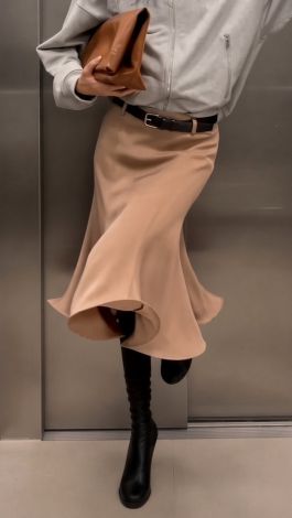 Elegant beige midi skirt with a padded hem