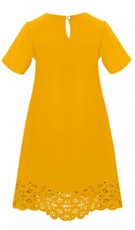 Яркое платье желтого цвета с кружевным низом