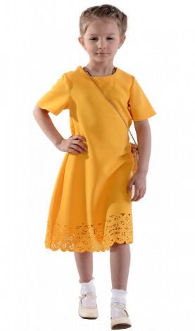 Яркое платье желтого цвета с кружевным низом