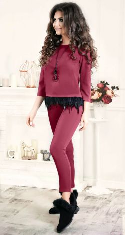 Stylish trouser suit with natural feathers
