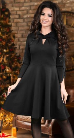 Стильное и необычное трикотажное платье черного цвета