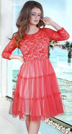 Стильное красное гипюровое платье
