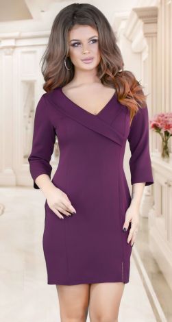 Elegant dress with a neckline and a collar