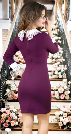 Spectacular dress with a white collar