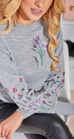 Красивий светр з вишивкою