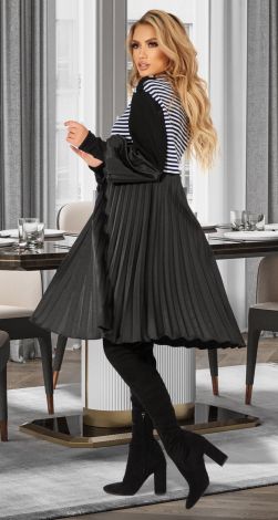 Fashionable knitted dress with pleated skirt