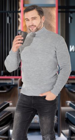 Мужской свитер с вышивкой
