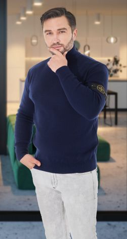 Чоловічий светр із вишивкою