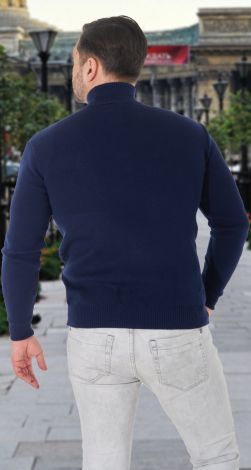Мужской свитер с горлом стойкой и вышивкой